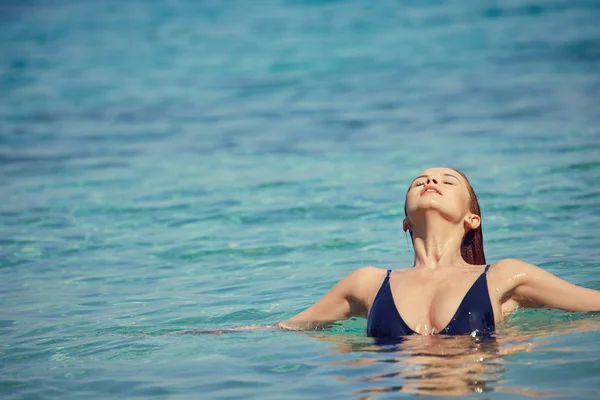 Krásná Mladá Žena Bikini Koupání Stříkající Šťastně Moři Resortu — Stock fotografie