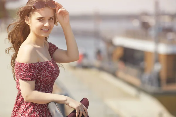 スタイリッシュな赤いドレスの若いブルネットの女性の肖像画 — ストック写真