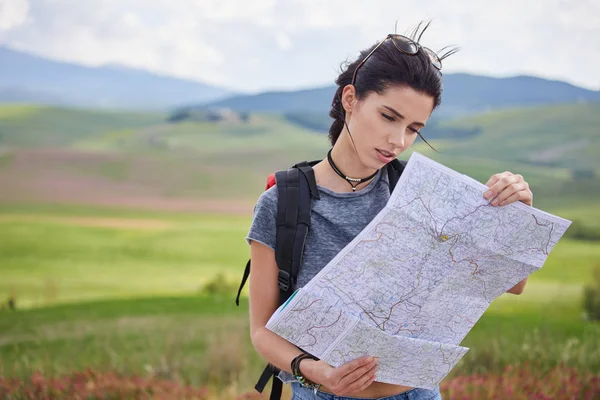 Mulher Segurando Mapa Papel Encontrar Direito Rota Turística — Fotografia de Stock