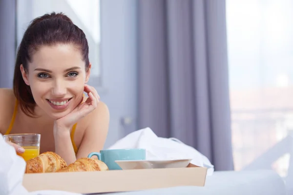 Bella Donna Che Colazione Nel Letto Casa — Foto Stock