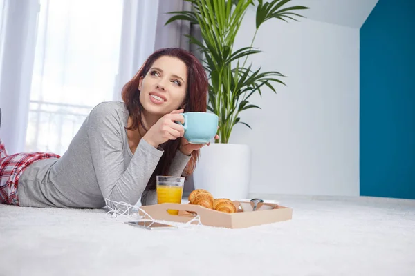 Vacker Kvinna Med Frukost Hem Sängen — Stockfoto