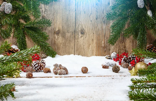 Fir kerstboom met sneeuw op houten achtergrond — Stockfoto