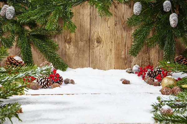 Tanne mit Schnee auf Holzgrund — Stockfoto