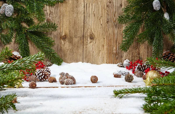 Fir kerstboom met sneeuw op houten achtergrond — Stockfoto