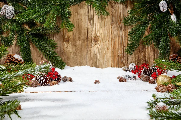 Fir kerstboom met sneeuw op houten achtergrond — Stockfoto