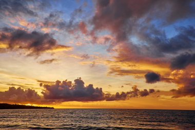 Güzel günbatımında tropik bir sahil. Doğa arkaplanı