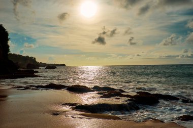 Güzel günbatımında tropik bir sahil. Doğa arkaplanı