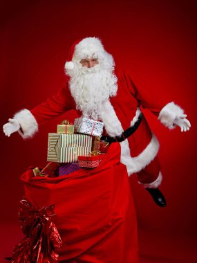 Bir çanta dolusu hediyeyle Noel Baba