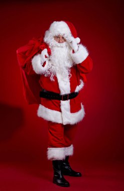 Bir çanta dolusu hediyeyle Noel Baba