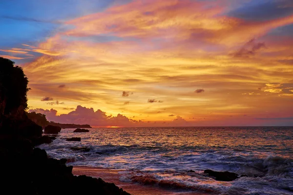 Playa tropical al atardecer. Fondo de naturaleza — Foto de Stock