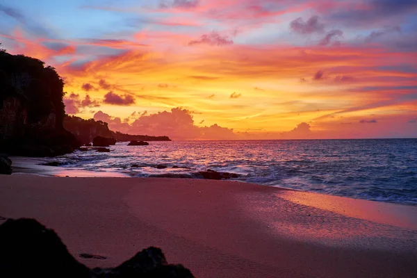 ชายหาดเขตร้อนที่พระอาทิตย์ตกที่สวยงาม พื้นหลังธรรมชาติ — ภาพถ่ายสต็อก