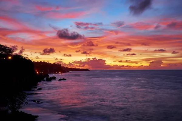 Spiaggia tropicale al tramonto bellissimo. Sfondo della natura — Foto Stock