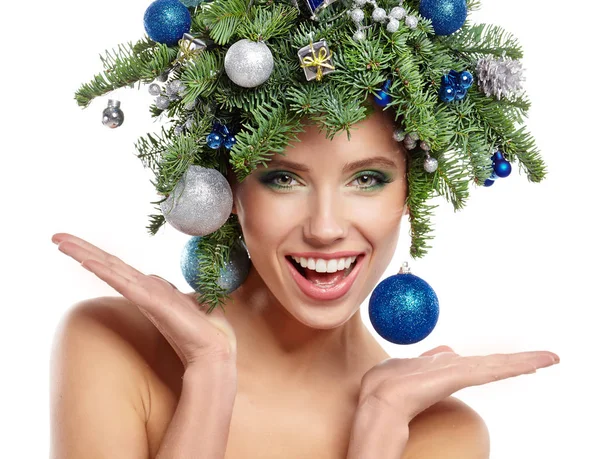 Kerstmis winter vrouw. mooi nieuw jaar en kerst boom ho — Stockfoto