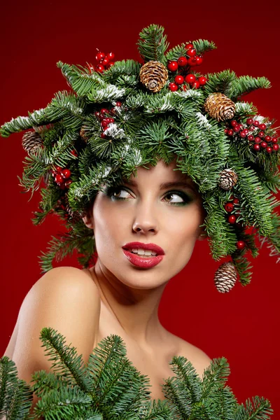 Menina modelo de moda de beleza com penteado de árvore de Natal — Fotografia de Stock