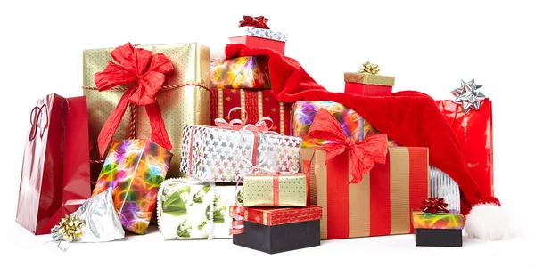 Cajas de regalo y bolsas de Navidad, aisladas en blanco . — Foto de Stock