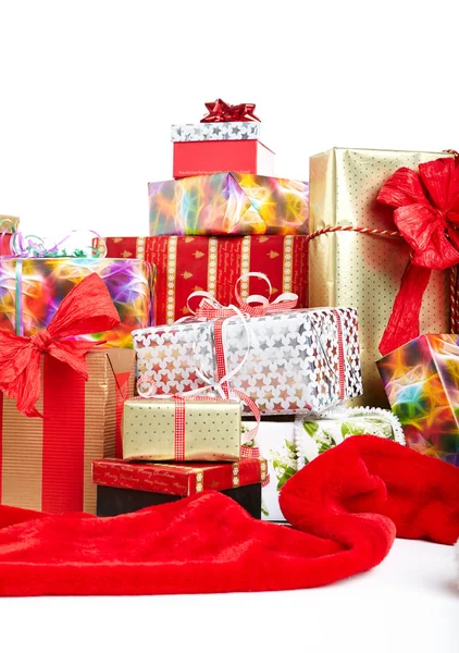 Presentaskar och julsäckar, isolerade på vitt. — Stockfoto