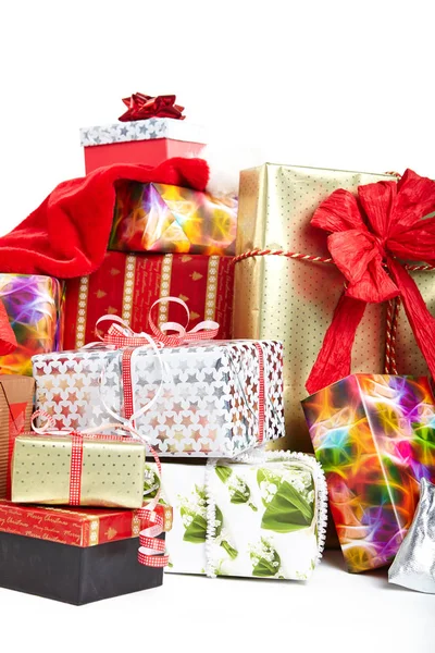 Cajas de regalo y bolsas de Navidad, aisladas en blanco . — Foto de Stock