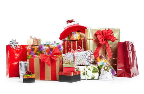 Подарункові коробки та різдвяні сумки, ізольовані на білому . — стокове фото