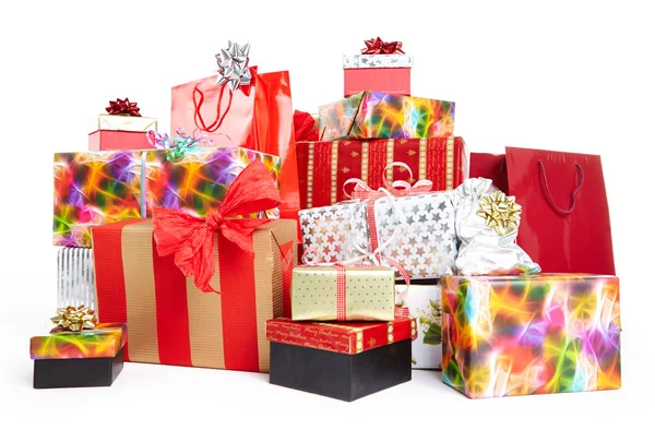 Cajas de regalo y bolsas de Navidad, aisladas en blanco . — Foto de Stock