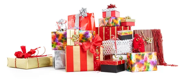 Cajas de regalo y bolsas de Navidad, aisladas en blanco . — Foto de Stock