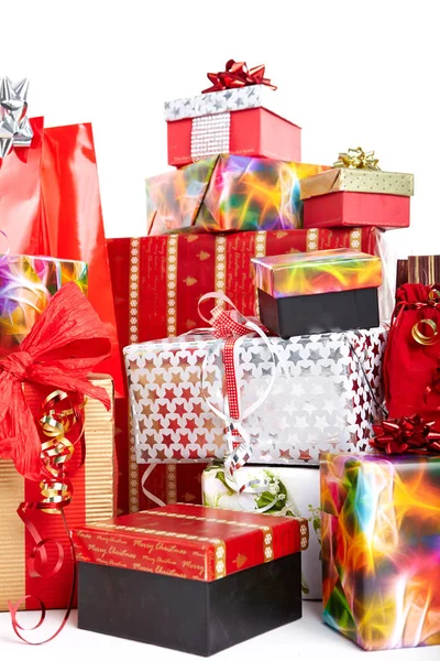 Geschenkdozen en kerstzakken, geïsoleerd op wit. — Stockfoto
