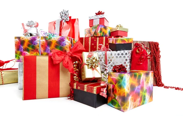 Cajas de regalo y bolsas de Navidad, aisladas en blanco . —  Fotos de Stock