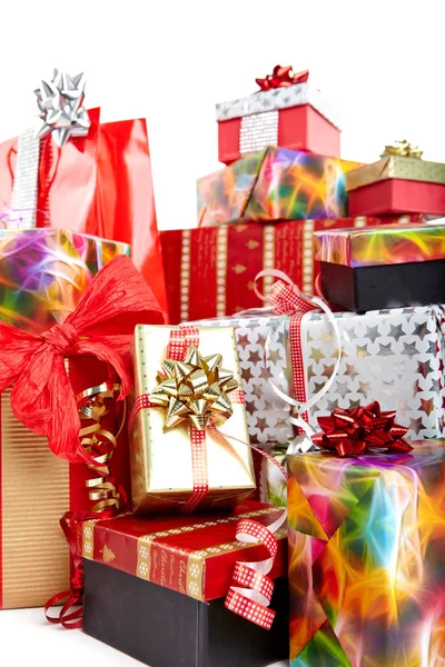 Подарочные коробки и рождественские сумки, изолированные на белом . — стоковое фото
