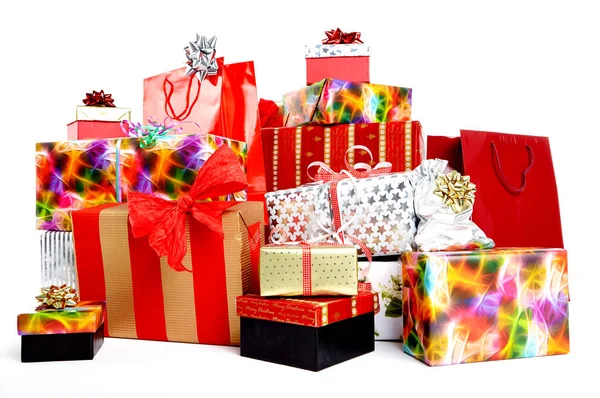 Ein Stapel Weihnachtsgeschenke in bunter Verpackung mit Bändern. — Stockfoto