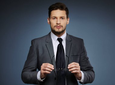 iş, insan ve office kavramı - iş takım elbiseli adamı