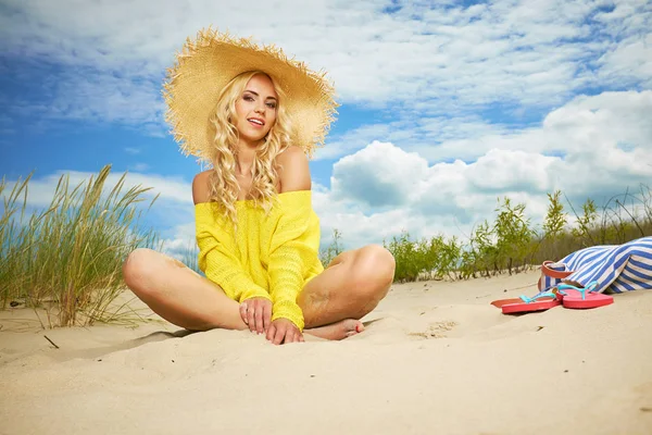 Προκλητικό ξανθό κορίτσι στην παραλία το καλοκαίρι — Φωτογραφία Αρχείου