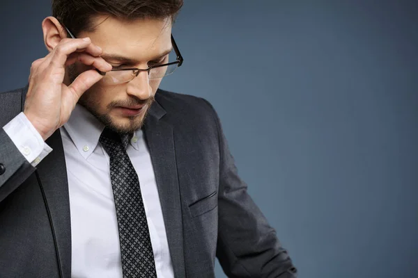 Business man wearing glasses looking to the side — Stock Photo, Image
