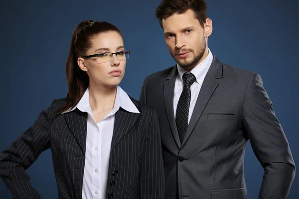 Pareja de negocios sobre fondo azul — Foto de Stock