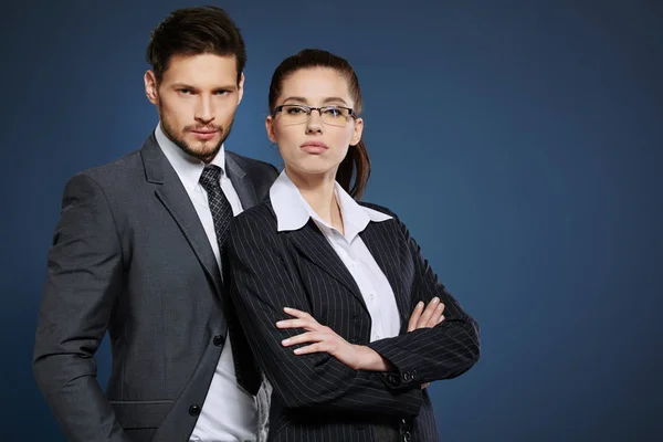 Business couple on blue background — Stock Photo, Image