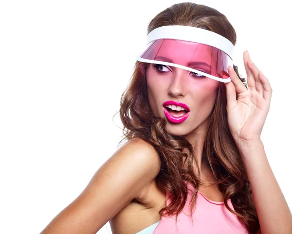 女人透过粉色的防晒霜望着照相机 — 图库照片