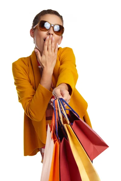 Mulher usando casaco de outono segurando saco de compras . — Fotografia de Stock