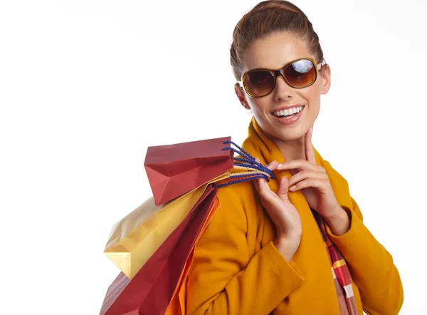 Mulher usando casaco de outono segurando saco de compras . — Fotografia de Stock