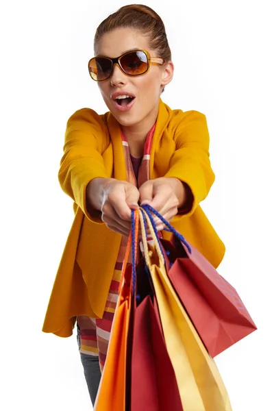 Frau im Herbstmantel hält Einkaufstasche in der Hand. — Stockfoto