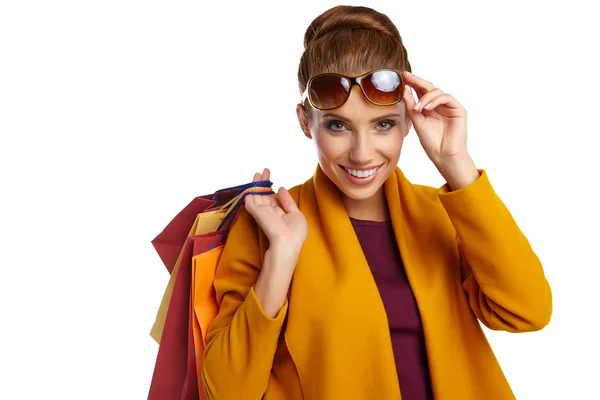 Femme d'automne avec sacs à provisions. Tournage studio — Photo