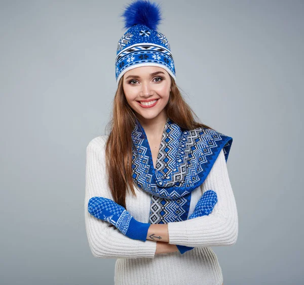 Mooie winter vrouw in warme kleding — Stockfoto