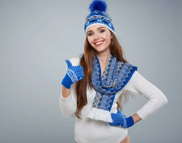 Vackra vinter kvinna i varma kläder — Stockfoto