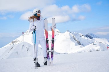 kar kış moun maske ile beyaz healmet giyen kadın kayakçı