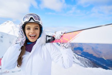 Kışın kayak takımlı güzel bir kadının portresi.