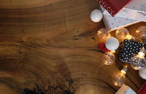 Elektrikli çelenk ışıklandırmalı Noel arkaplanı, tatlılar, dec — Stok fotoğraf