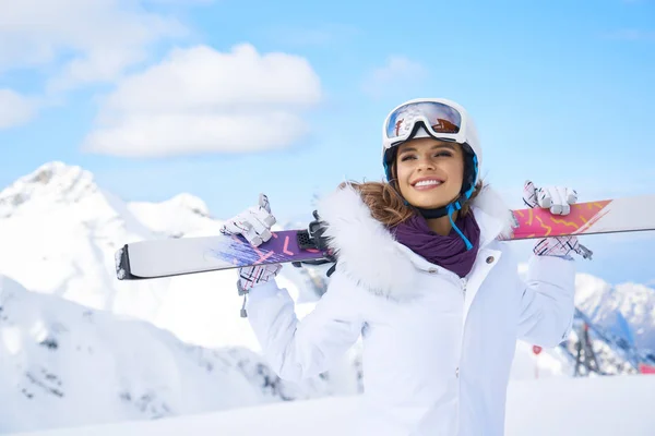 Mujer esquiadora vistiendo blanco healmet con máscara en nieve invierno moun — Foto de Stock