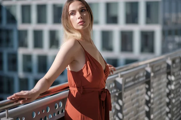 Mujer relajándose en el balcón. Vista del paisaje de la ciudad — Foto de Stock