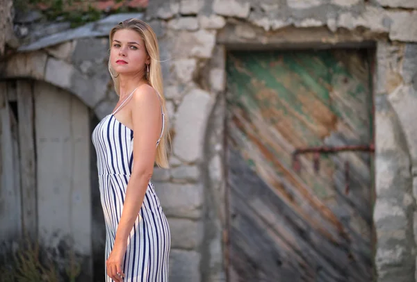 Kvinna på trappan till en gammal kroatisk stad. — Stockfoto
