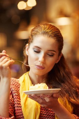 Tatlı yiyen genç ve güzel bir kadın. 