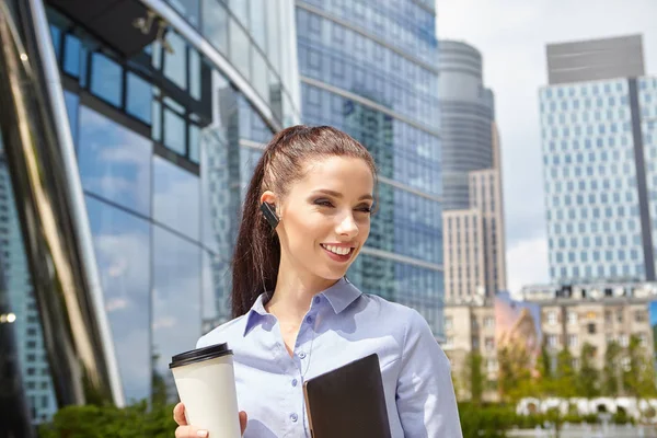 Frau genießt Kaffee vor dem Bürogebäude — Stockfoto