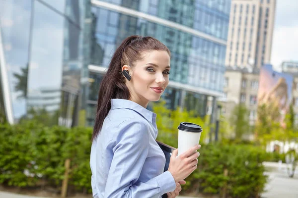 사무실 건물 밖에 서 커피를 즐기는 여자 — 스톡 사진