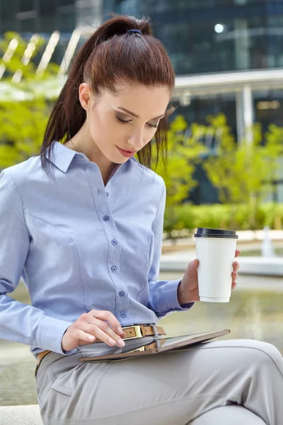 Жінка насолоджується кавою за межами офісного будинку — стокове фото